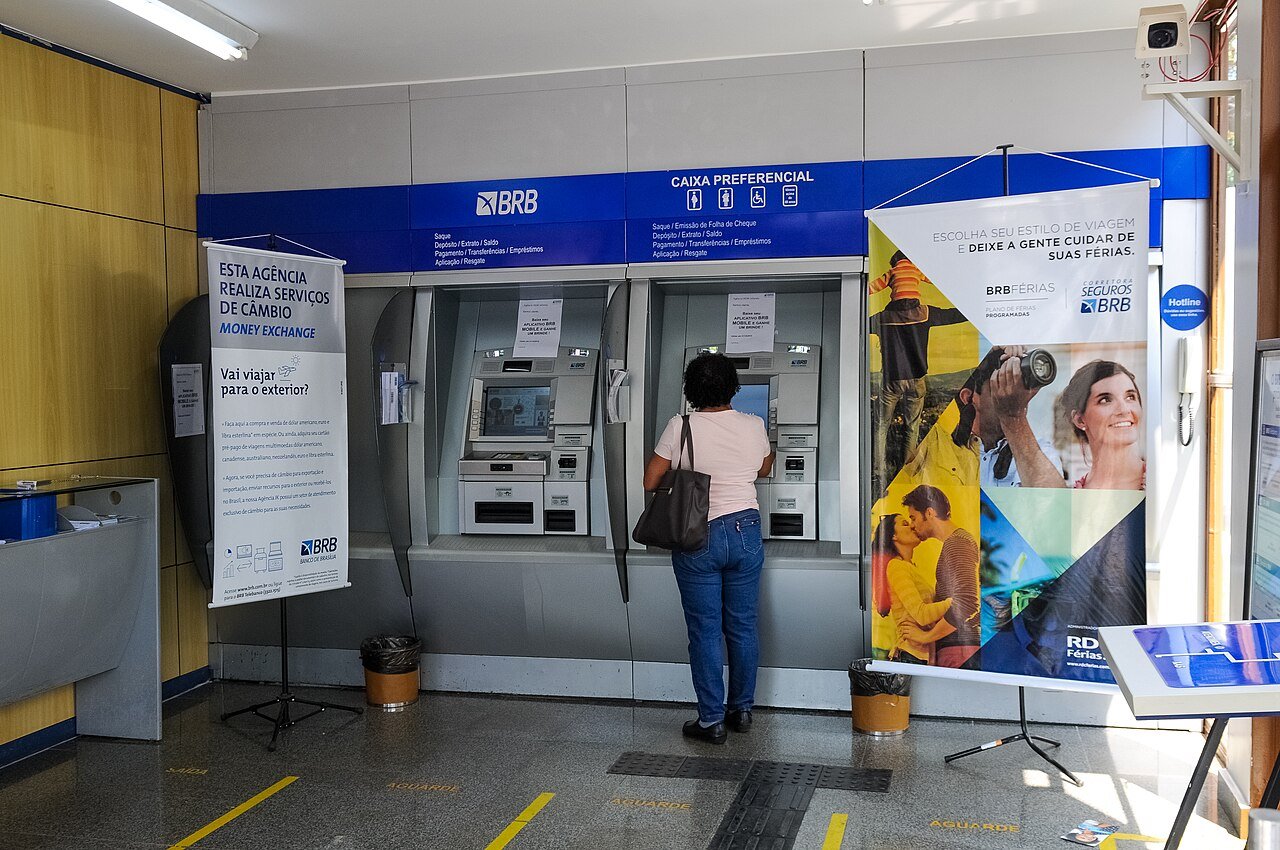 Área de autoatendimento de uma agência do BRB com caixas eletrônicos