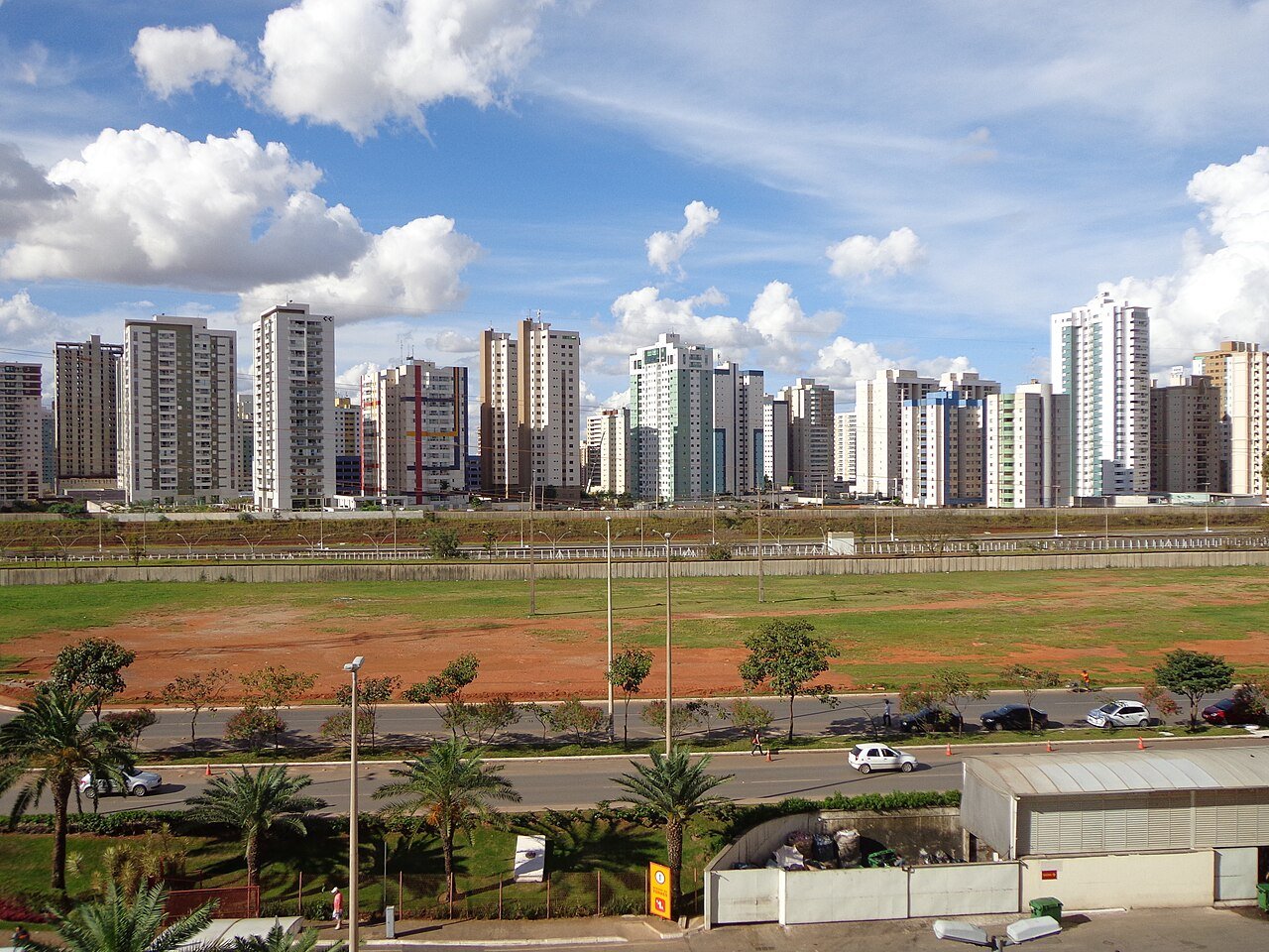 Vista dos prédios residenciais de Águas Claras, no Distrito Federal, em dia de céu azul