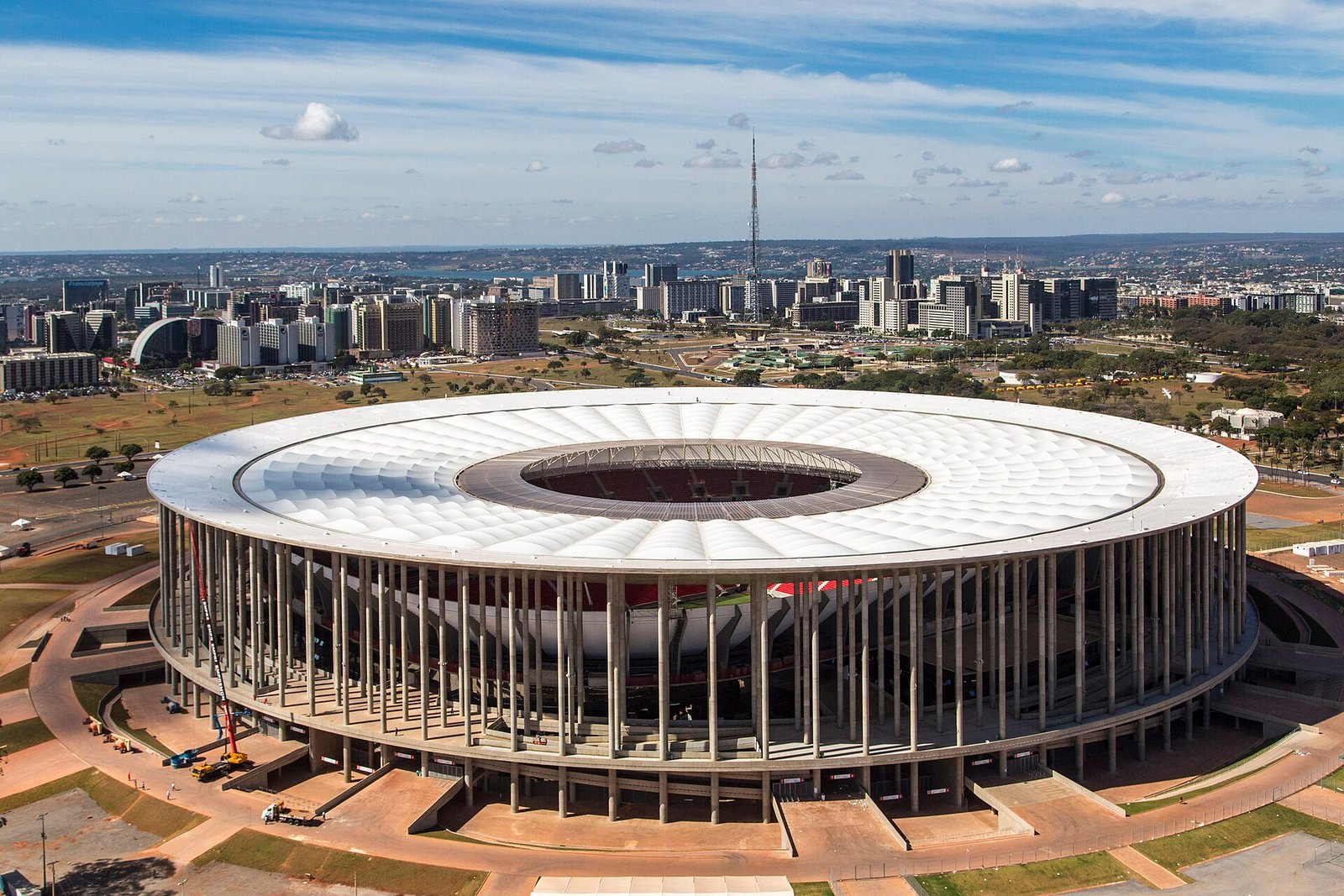 Vista aérea da Arena BRB Mané Garrincha, em Brasília, com a cidade ao fundo