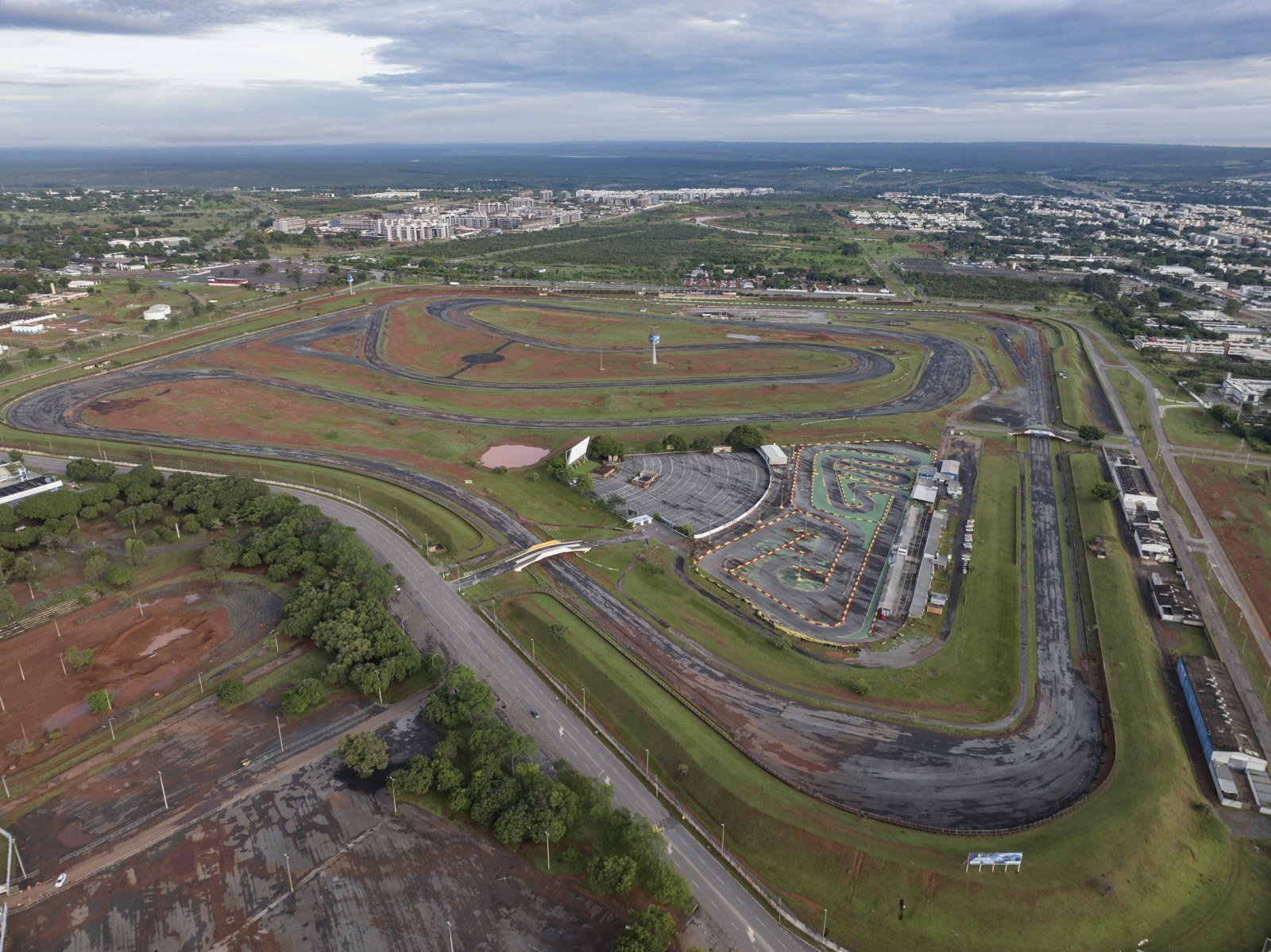 Vista aérea do autódromo de Brasília, com a pista de asfalto e o kartódromo ao lado