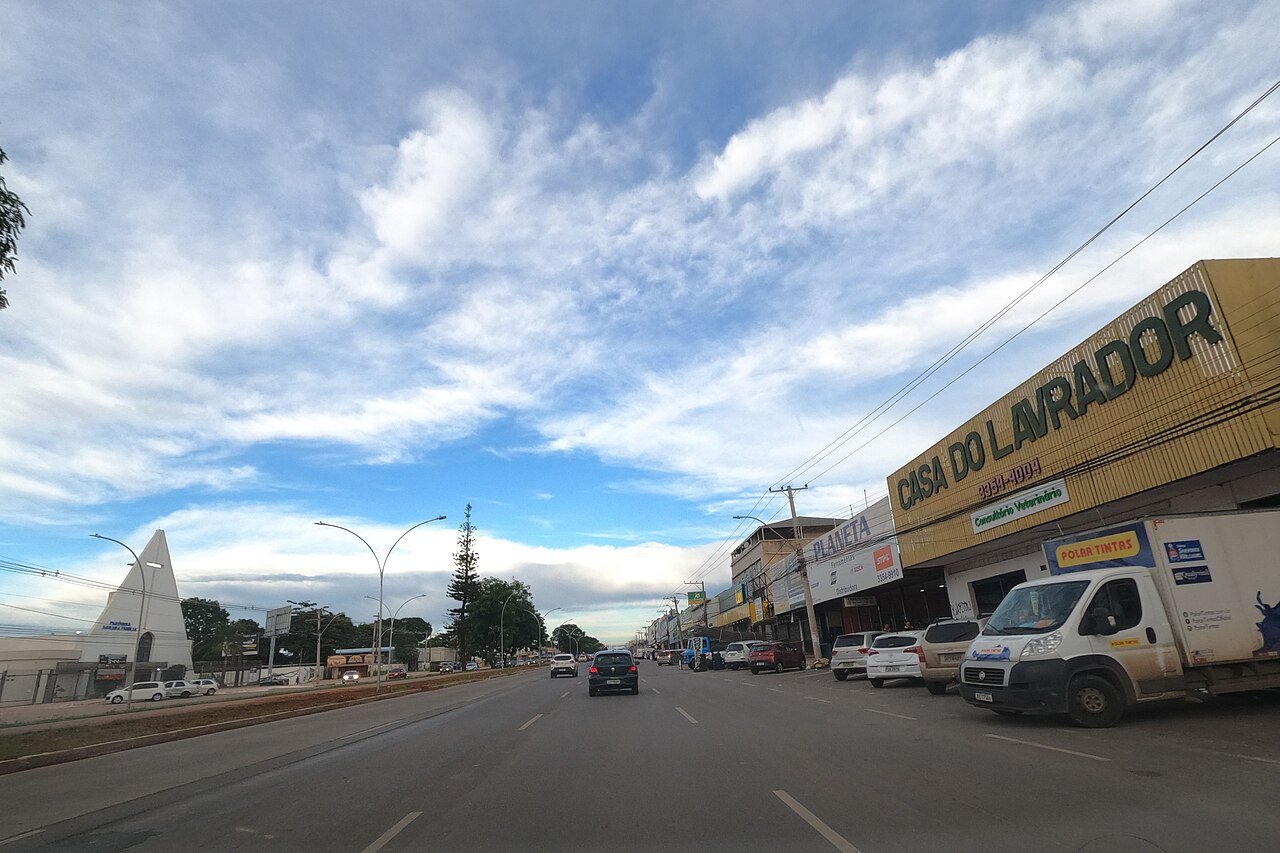 Trecho da Avenida Hélio Prates com comércio, canteiro central e trânsito, em foto de dezembro de 2024