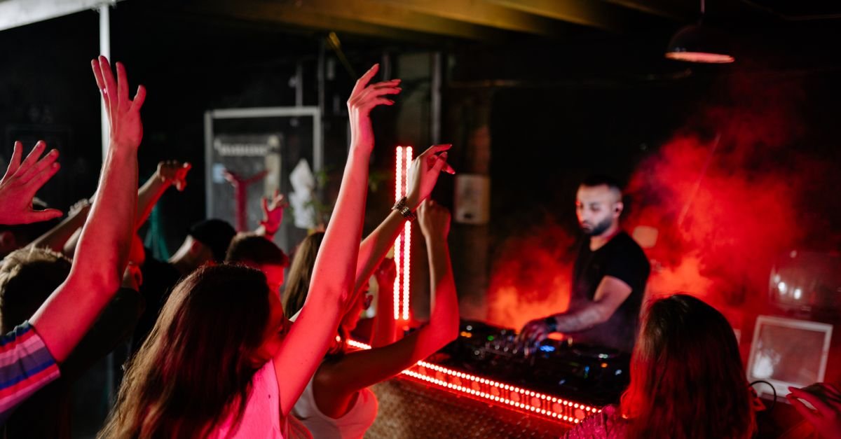 DJ em cabine de balada com luzes de led