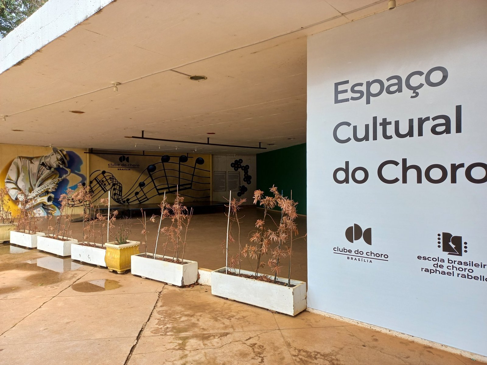 Entrada do Espaço Cultural do Choro, em Brasília, com mural de saxofonista e placa da escola de choro
