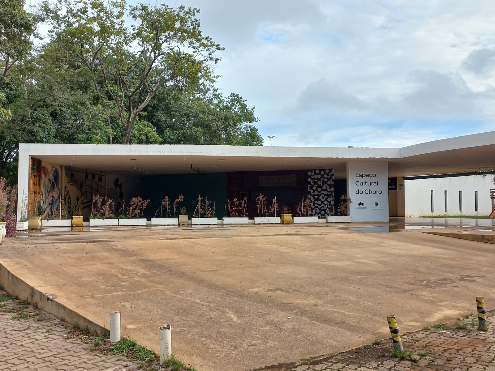 Fachada do Clube do Choro de Brasília, com marquise branca e placa do Espaço Cultural do Choro