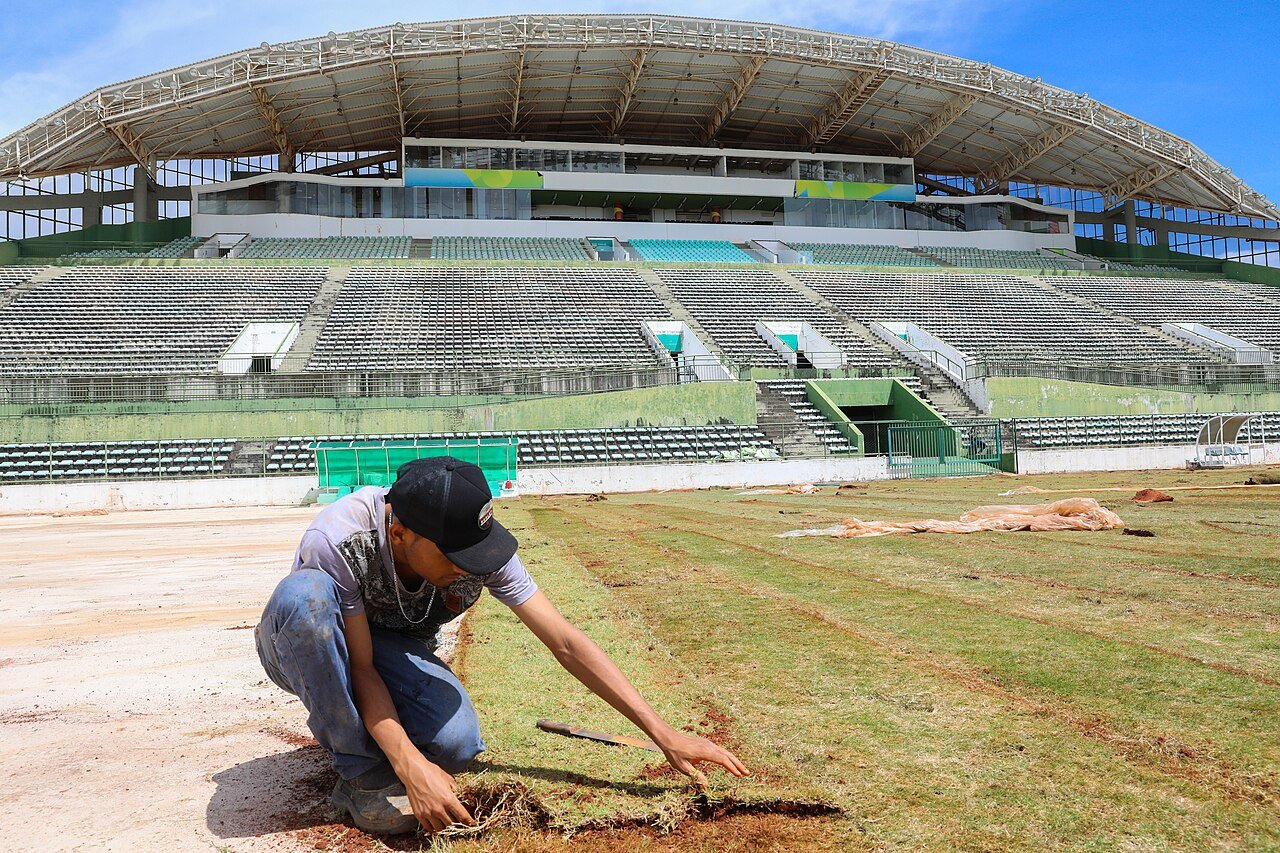 Arquibancadas e gramado do Estadio Bezerrao, no Gama, durante trabalhos de manutencao