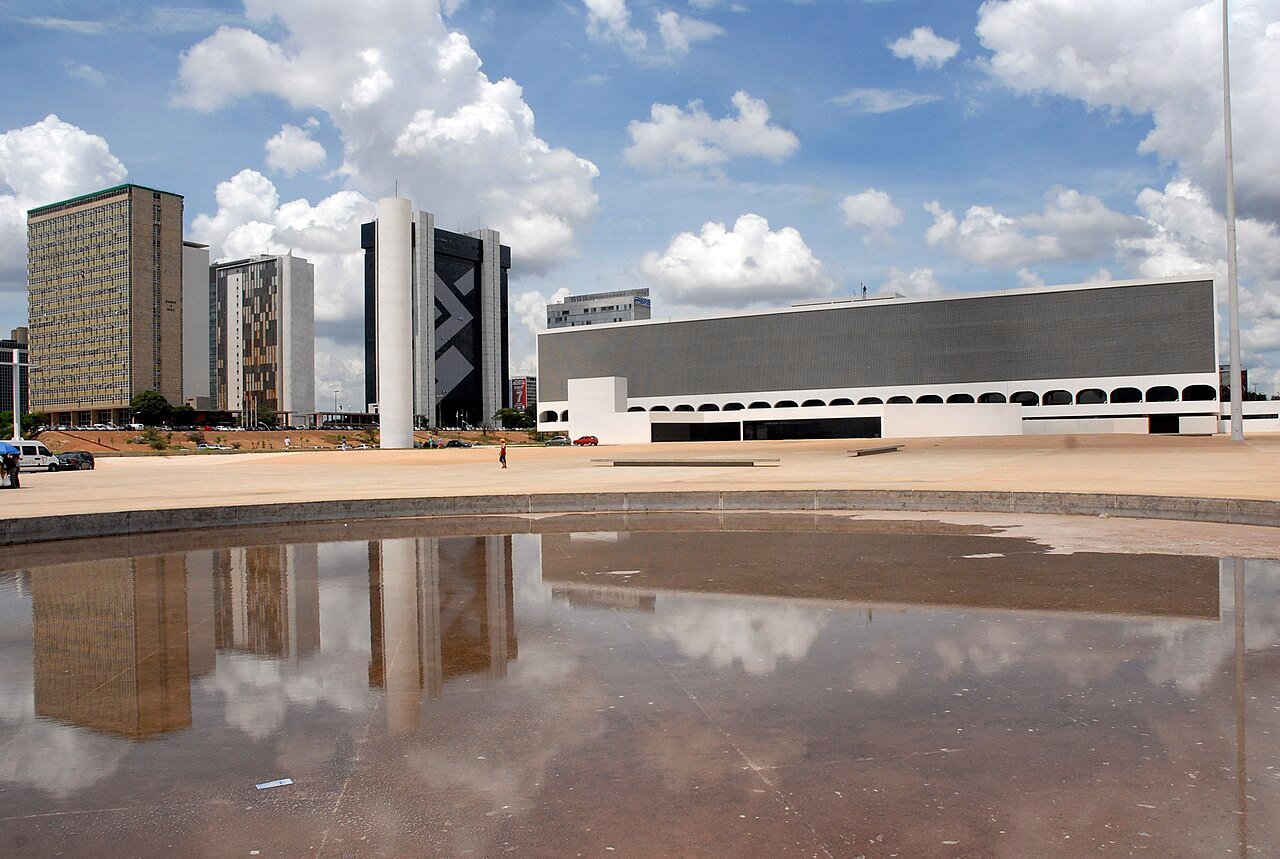 Predio da Biblioteca Nacional de Brasilia visto do Eixo Monumental, com espelho dagua em primeiro plano