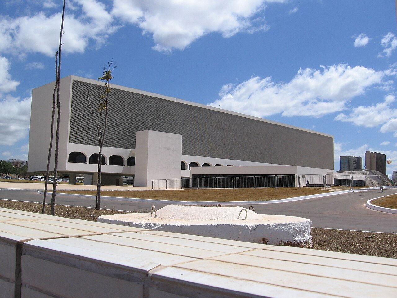 Fachada da Biblioteca Nacional de Brasília, projeto de Oscar Niemeyer, sob céu azul