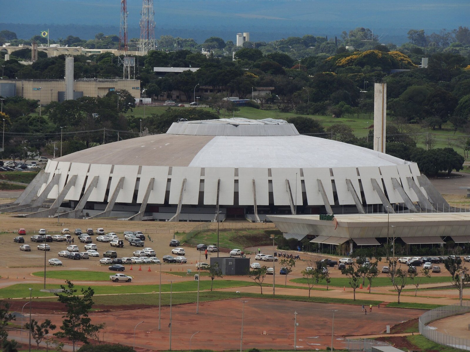 Vista da cúpula da Arena Nilson Nelson, em Brasília, com o estacionamento e o complexo esportivo ao redor