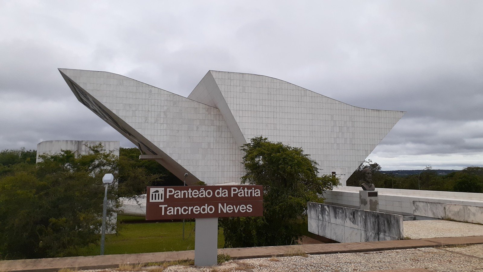 Fachada do Panteão da Pátria Tancredo Neves, na Praça dos Três Poderes, em Brasília, sob céu nublado
