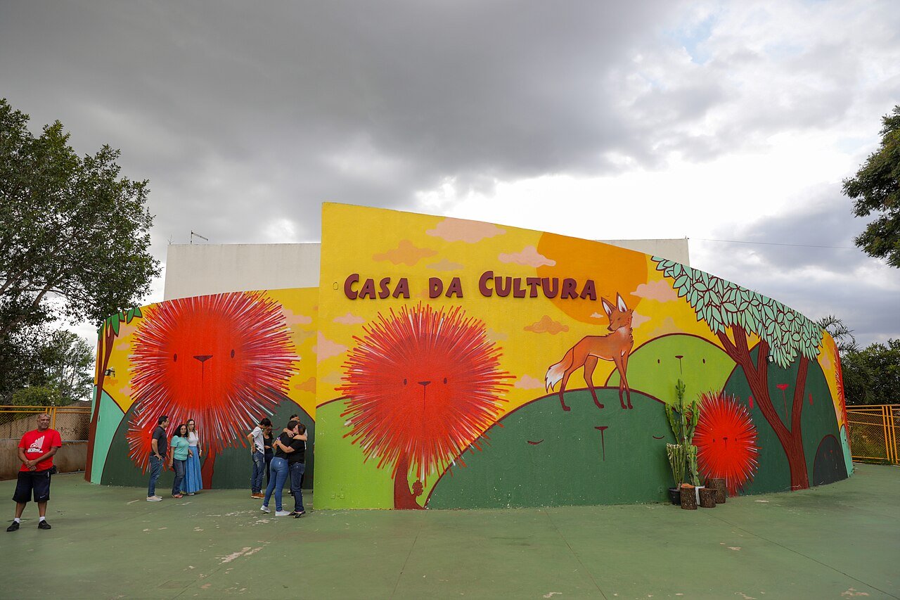 Mural colorido com raposa e árvores na fachada da Casa da Cultura do Guará, em foto de arquivo da Agência Brasília