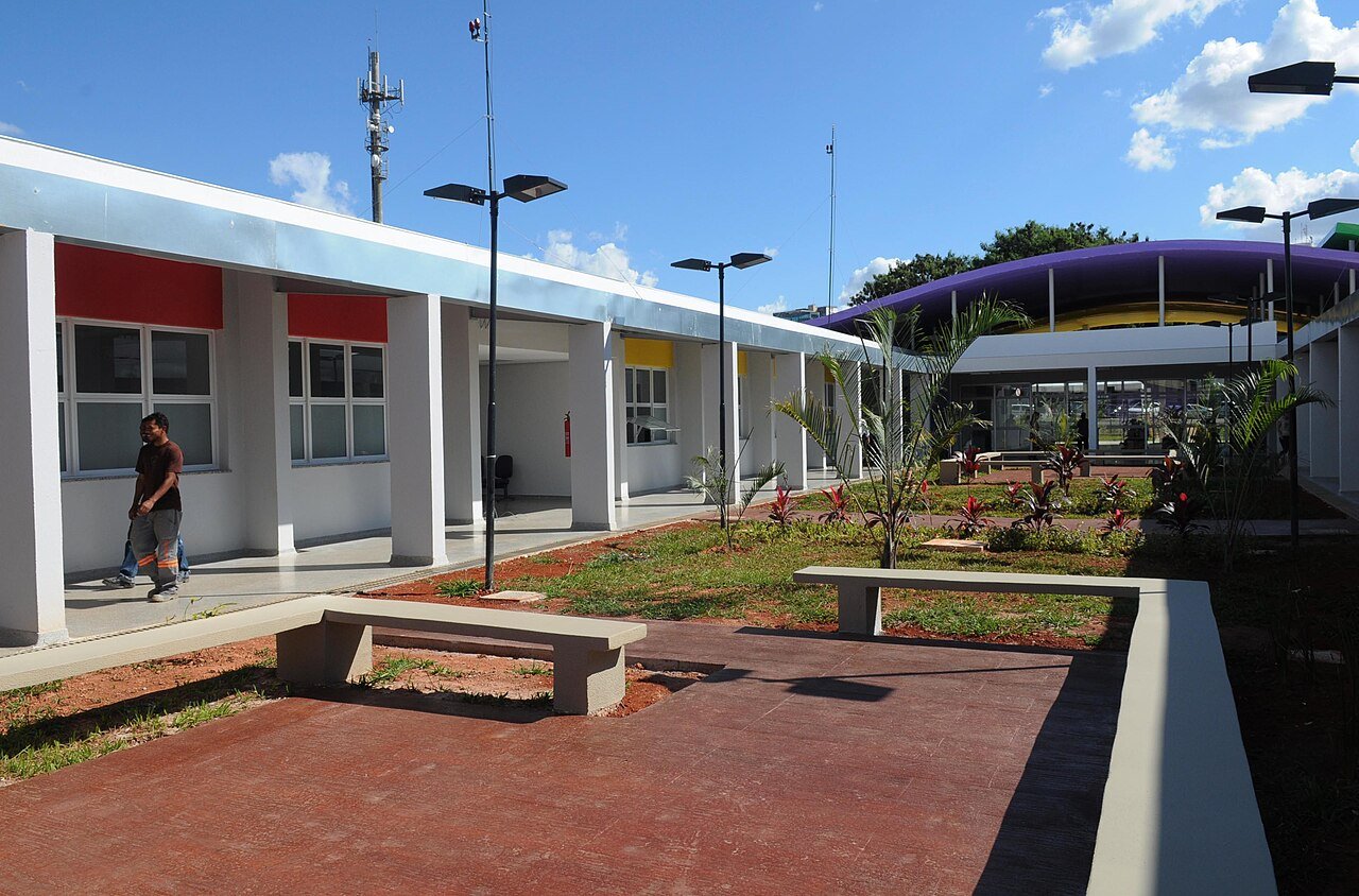 Fachada e área externa da Casa da Mulher Brasileira, na 601 Norte, em Brasília