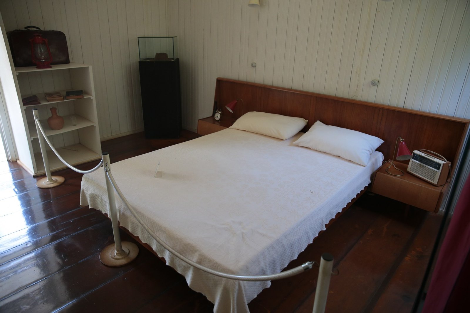 Quarto de Juscelino Kubitschek no Catetinho, com cama de casal, rádio portátil e lampiões