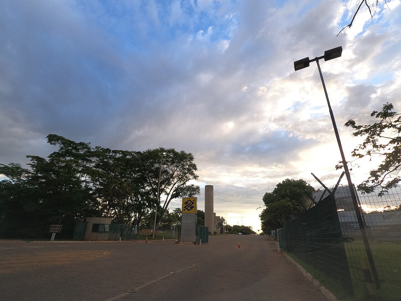 Entrada do Centro Cultural Banco do Brasil de Brasília ao fim da tarde