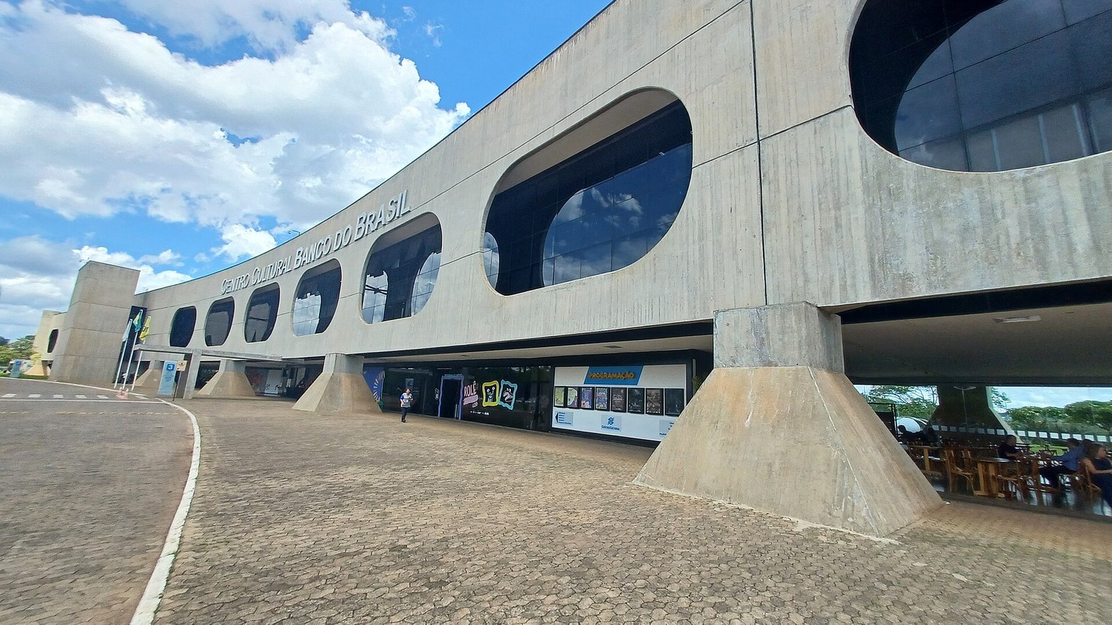 Fachada do Centro Cultural Banco do Brasil de Brasília, com o letreiro do prédio e o painel de programação na entrada