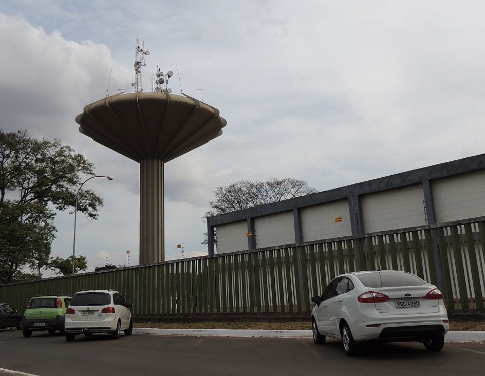 Reservatório elevado de Ceilândia visto da rua, em dia nublado
