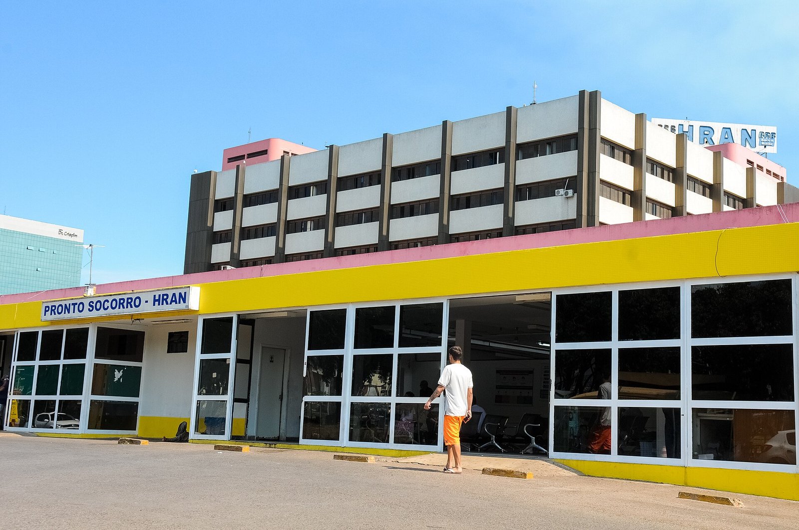 Entrada do pronto-socorro do Hran, com o prédio do hospital ao fundo (foto de arquivo)