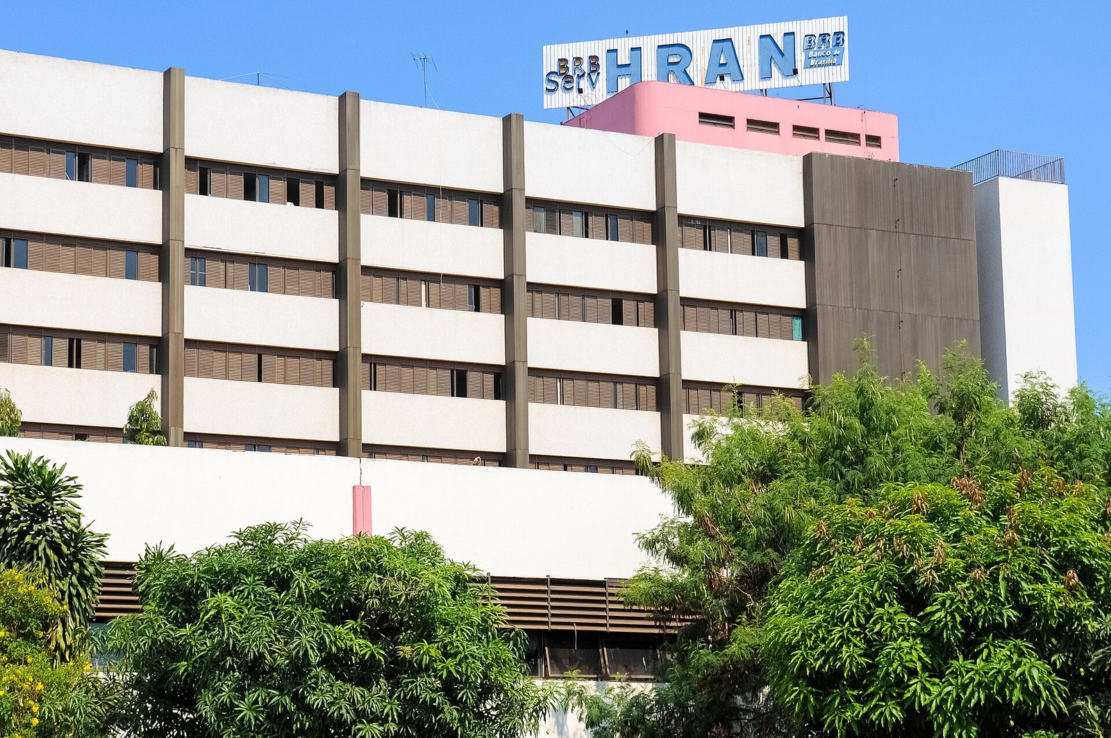 Fachada do prédio do Hospital Regional da Asa Norte, com o letreiro HRAN no alto e árvores em primeiro plano (foto de arquivo)