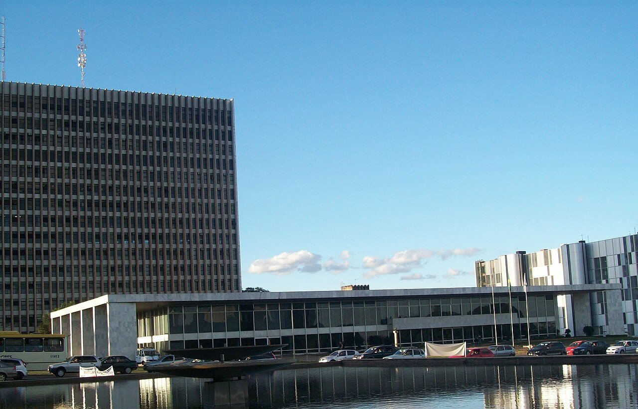 Palácio do Buriti, sede do Governo do Distrito Federal, visto do espelho d'água em dia de céu azul