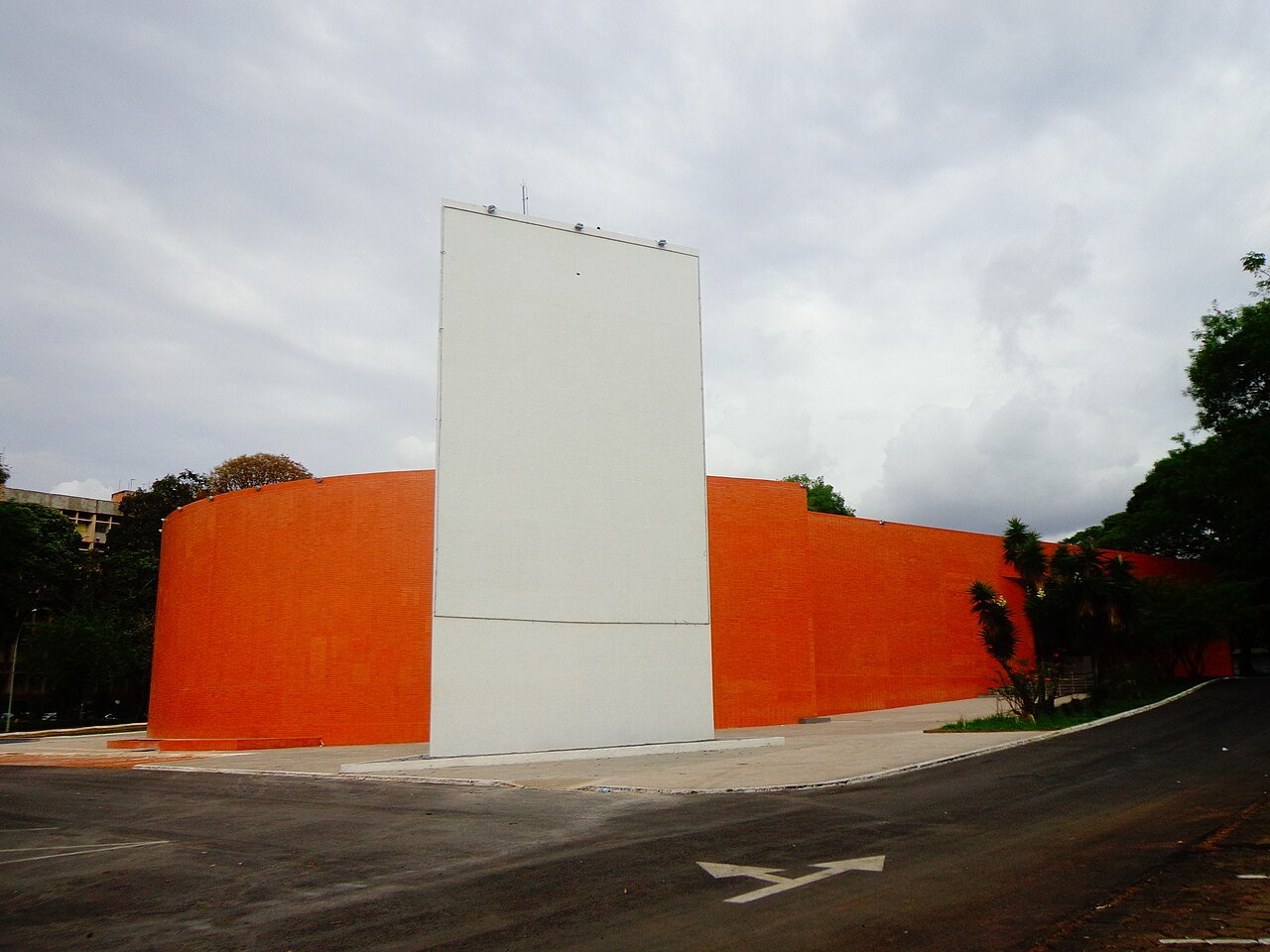 Fachada laranja do Cine Brasilia, na Asa Sul, com painel branco vertical na frente do predio