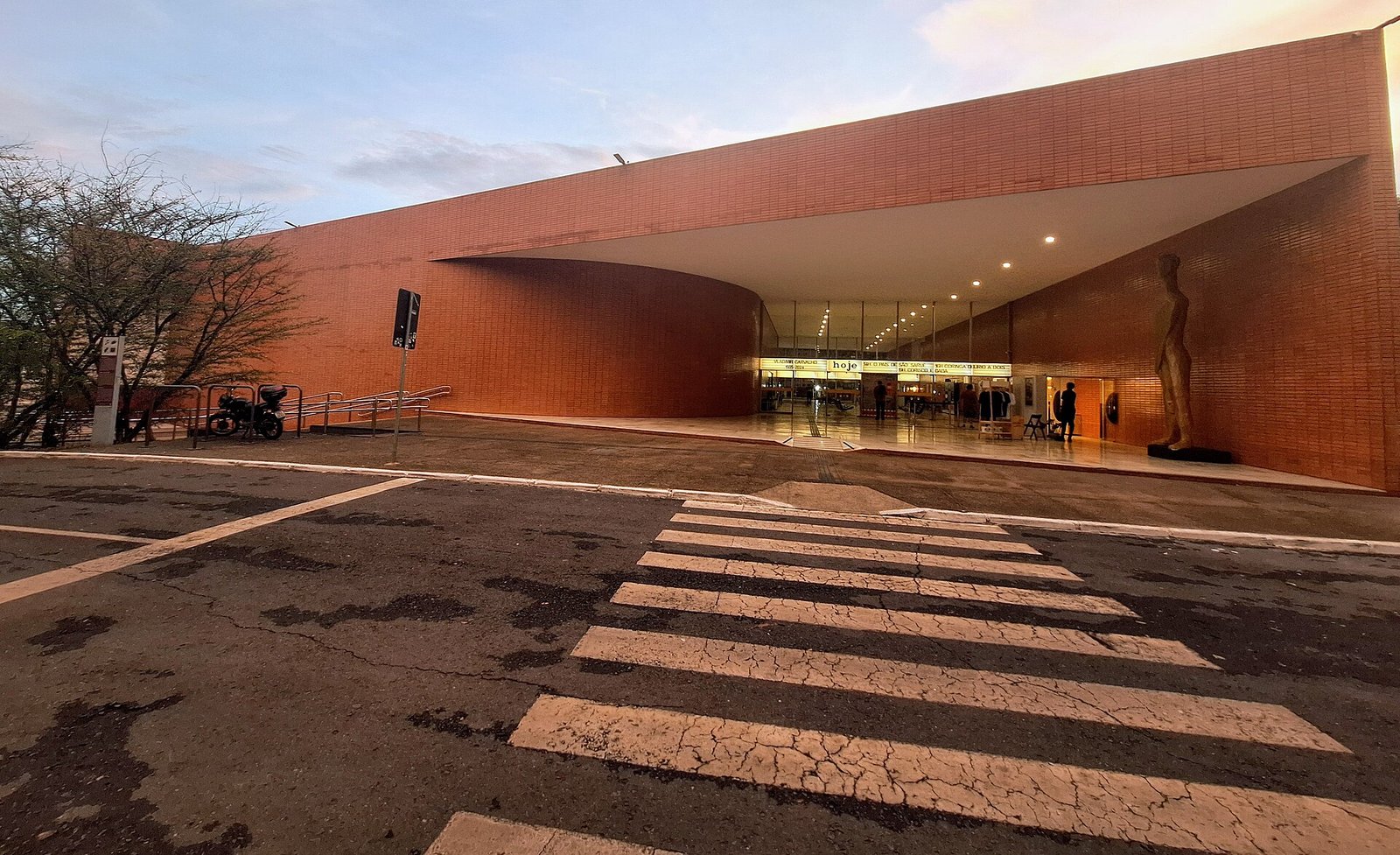 Fachada do Cine Brasília no fim da tarde, com o letreiro da programação aceso