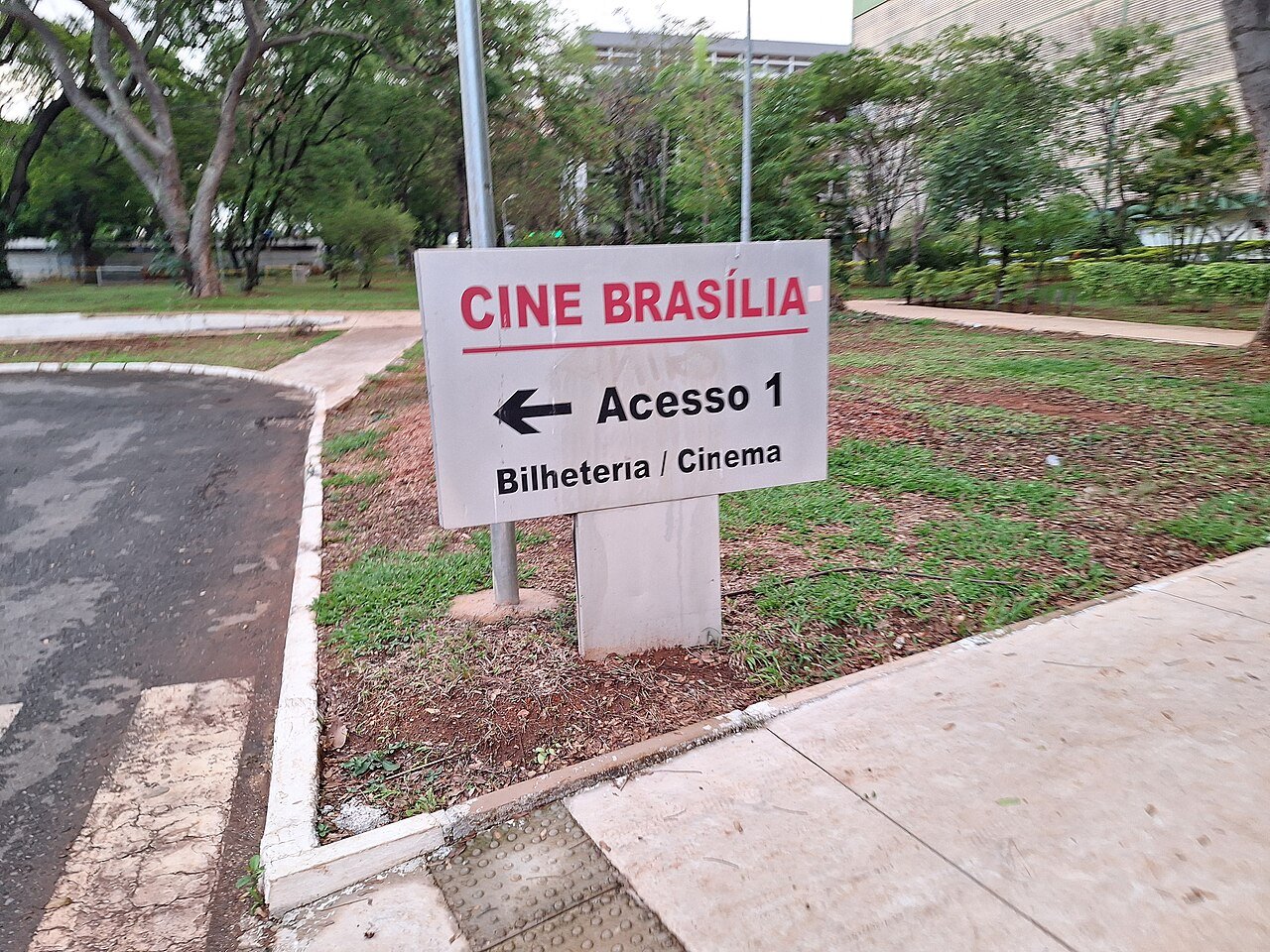 Placa de sinalização do Cine Brasília indicando o acesso à bilheteria e à sala de cinema