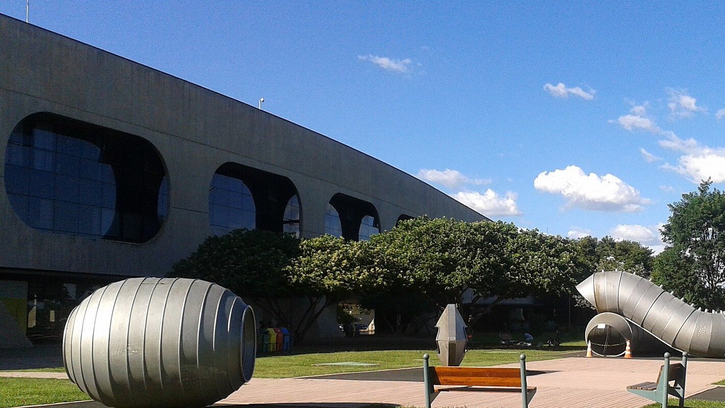 Fachada do Centro Cultural Banco do Brasil (CCBB), no Setor de Clubes Esportivos Sul, em Brasília, com esculturas metálicas no jardim em primeiro plano