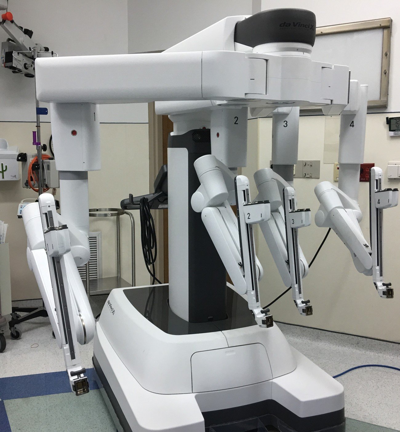 Plataforma cirúrgica robótica Da Vinci Xi, com quatro braços articulados, em sala de hospital