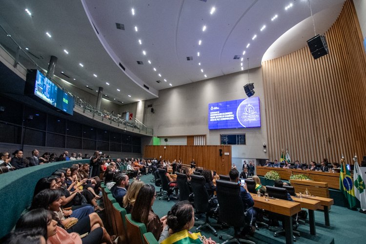 Plenário da Câmara Legislativa do Distrito Federal lotado durante sessão solene, com telão ao fundo