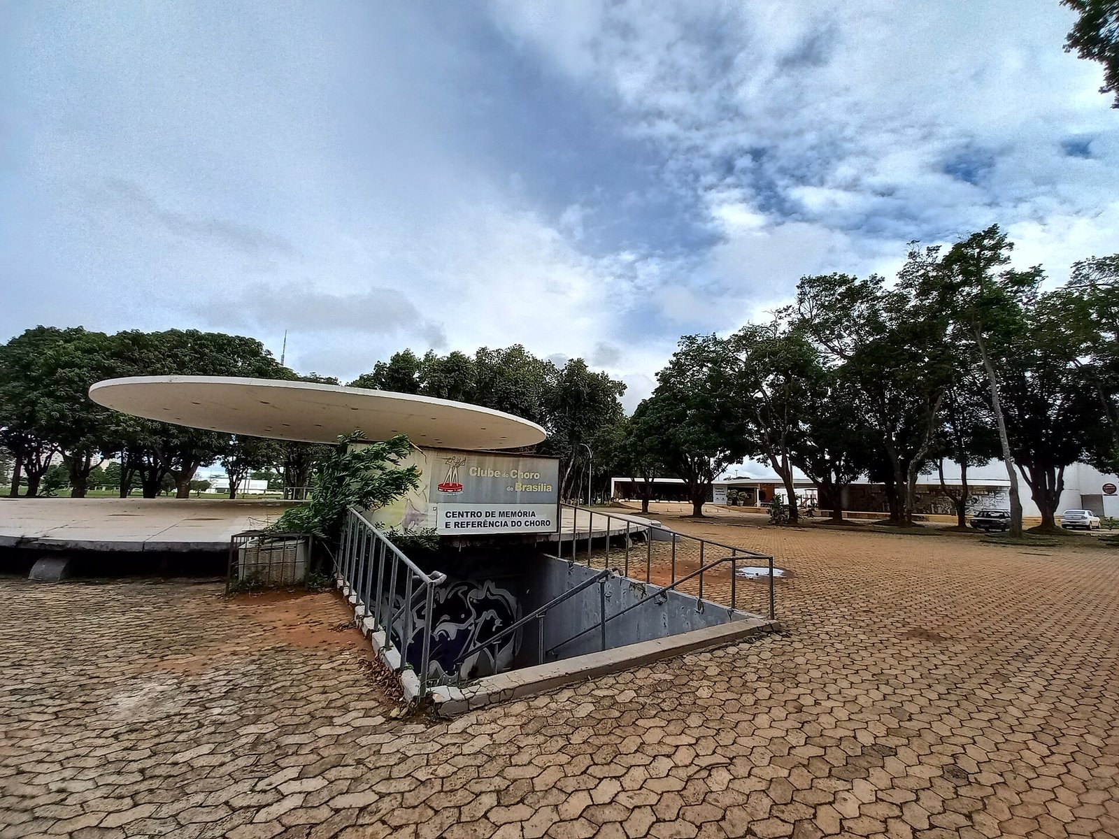 Placa do Clube do Choro de Brasília e a cobertura circular do Centro de Memória e Referência do Choro