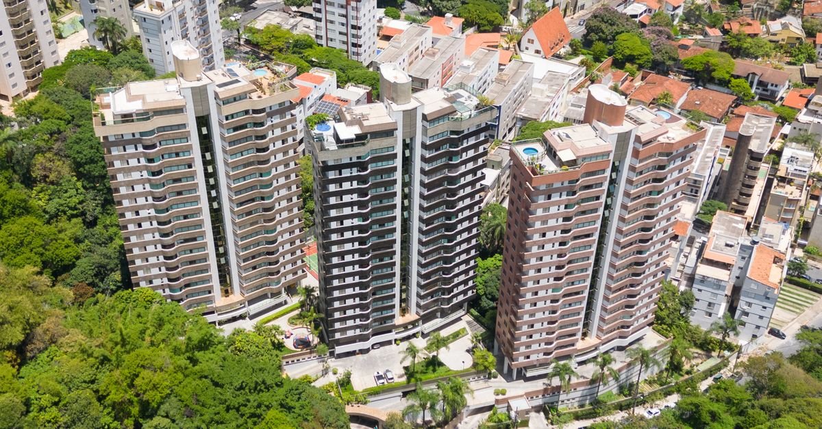 Vista aérea de prédios residenciais cercados por árvores