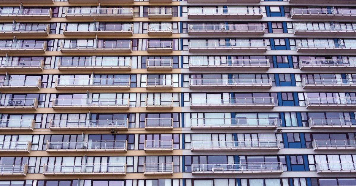 Fachada de prédio residencial com varandas alinhadas