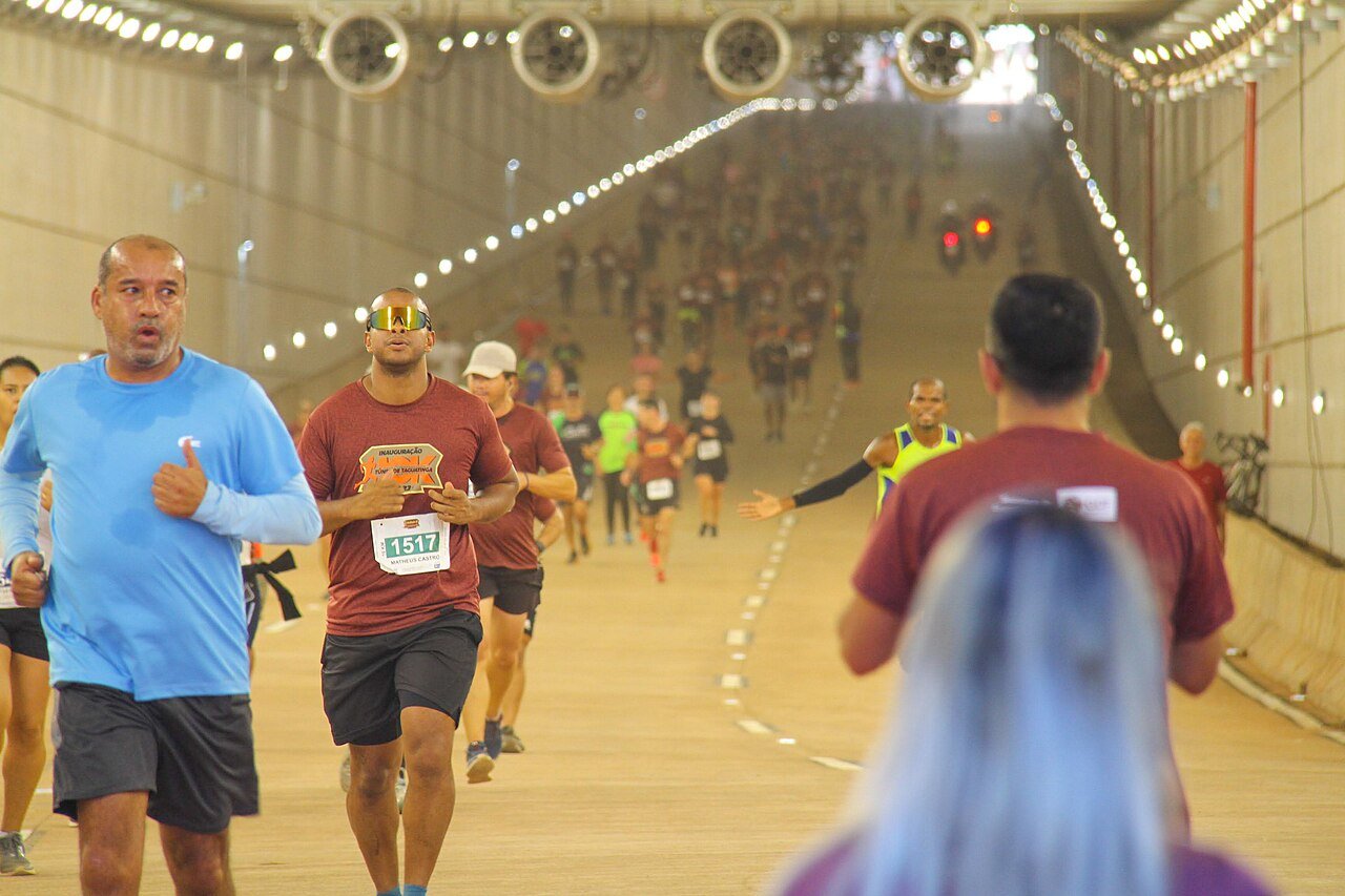 Corredores participam de corrida de rua em túnel iluminado no Distrito Federal
