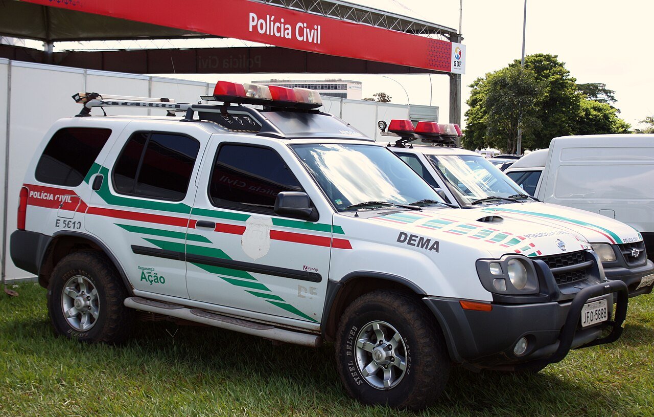 Viatura da Polícia Civil do DF identificada com a sigla Dema, da delegacia de atendimento à mulher