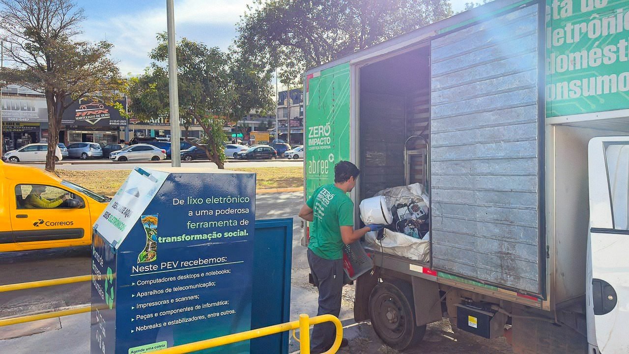 Trabalhador carrega caminhão de coleta com aparelhos eletrônicos descartados em ponto de entrega voluntária no Distrito Federal