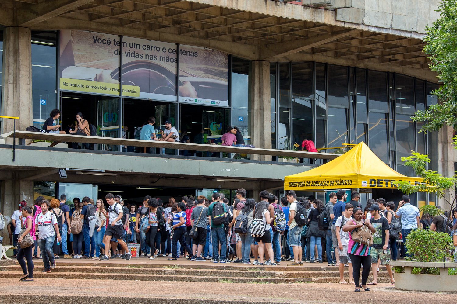Tenda da Diretoria de Educação de Trânsito do Detran-DF em ação educativa ao ar livre
