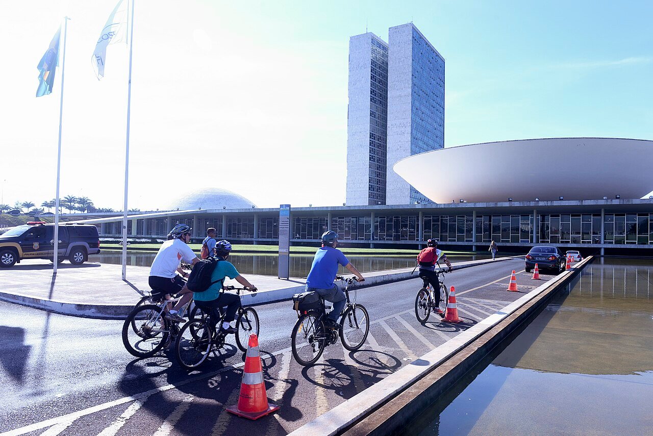 Ciclistas pedalam em via em frente ao Congresso Nacional, em Brasília