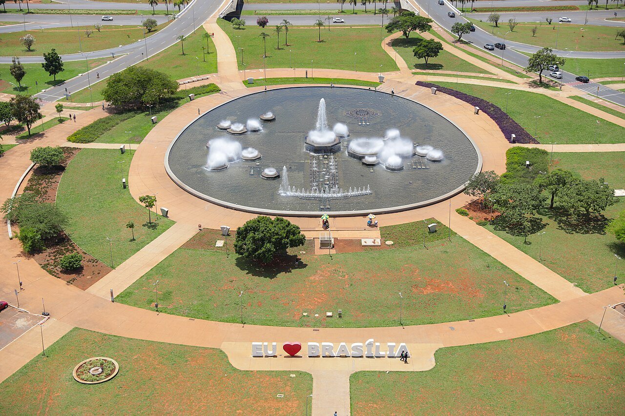 Vista aérea da fonte luminosa junto à Torre de TV, no Eixo Monumental de Brasília