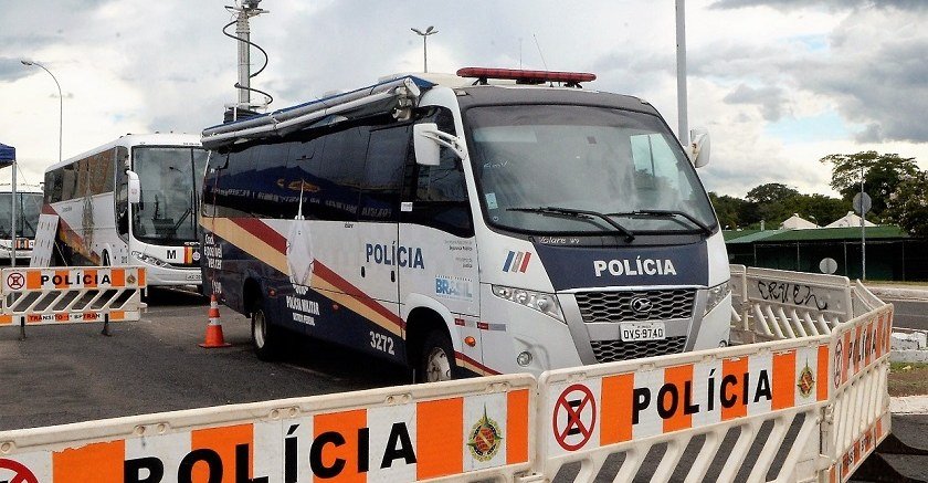Veículo de comando da Polícia Militar do Distrito Federal estacionado atrás de barreiras com a inscrição Polícia