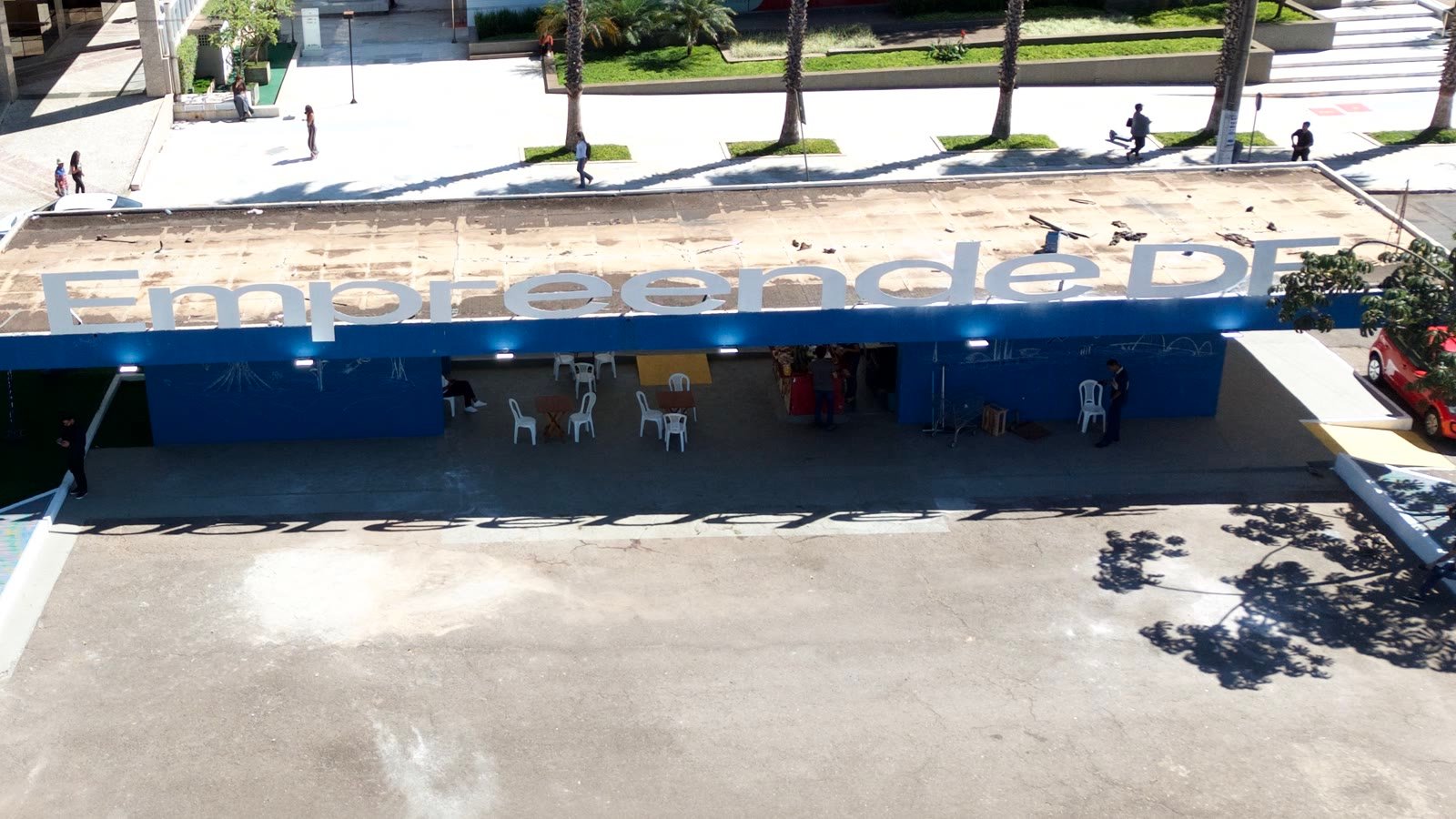 Prédio azul do hub EmpreendeDF em Brasília visto de cima, com o letreiro branco na fachada