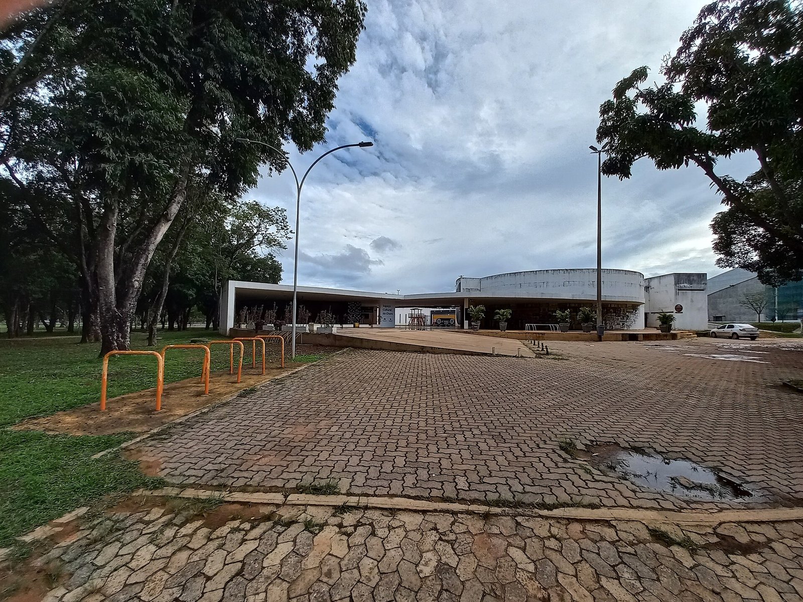 Fachada do Espaço Cultural do Choro, em Brasília, vista do estacionamento
