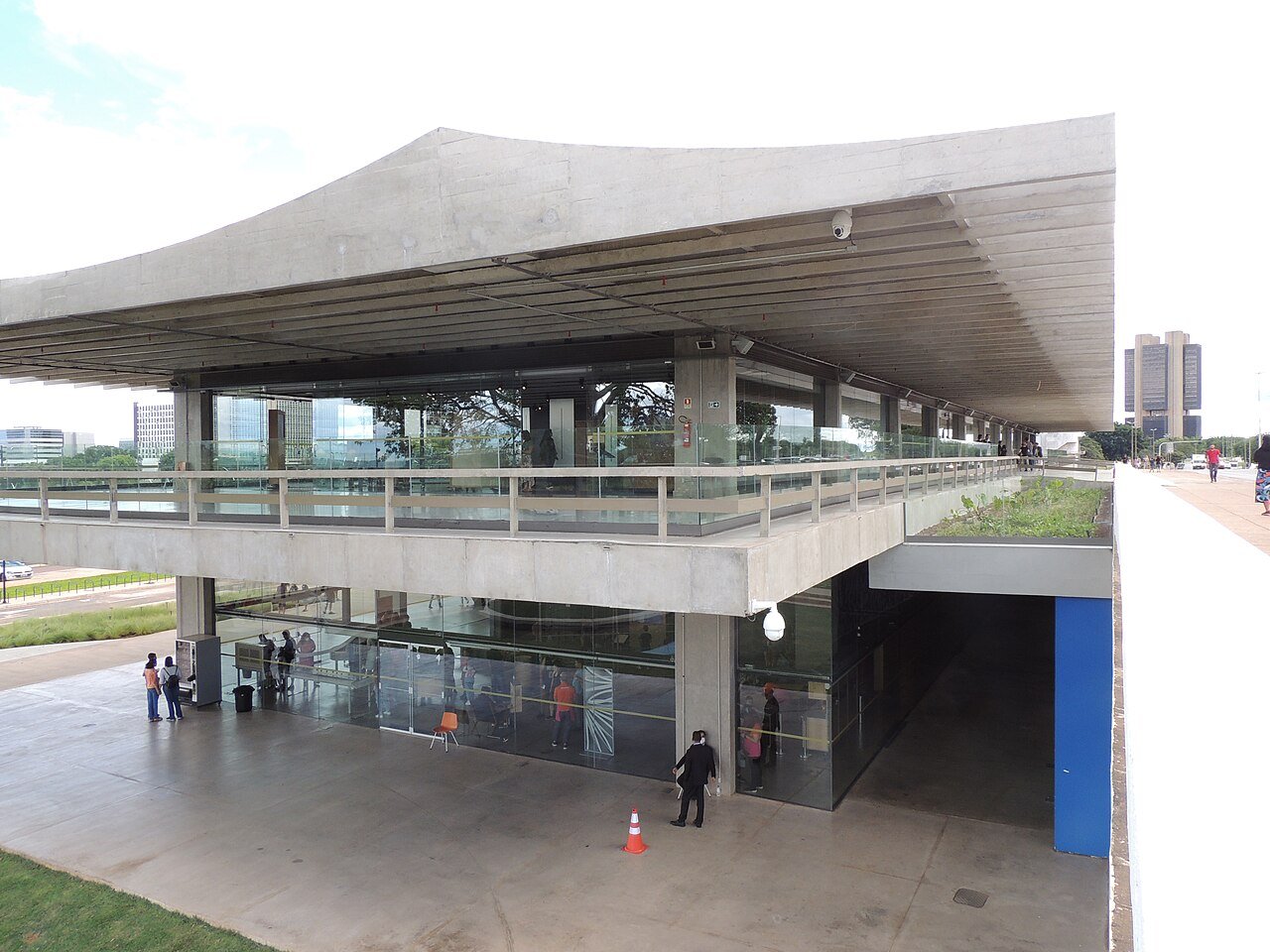 Fachada do Sesi Lab, no antigo Touring Club, com laje curva de concreto e visitantes na entrada