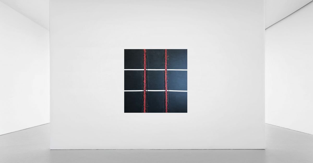 Obra em tons escuros com faixas vermelhas exposta em parede branca de galeria de arte