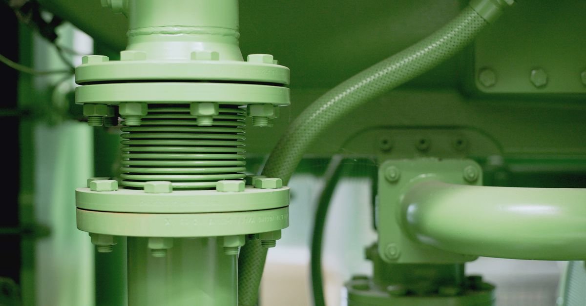 Imagem ilustrativa de tubulação industrial com flange e válvula em primeiro plano