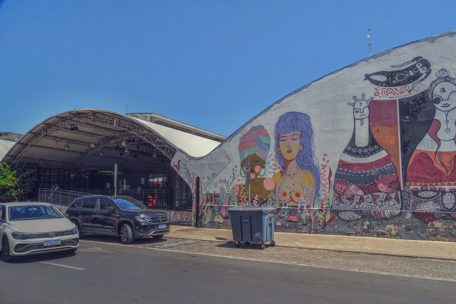 Fachada do Centro Cultural Renato Russo, com mural e cobertura em arco