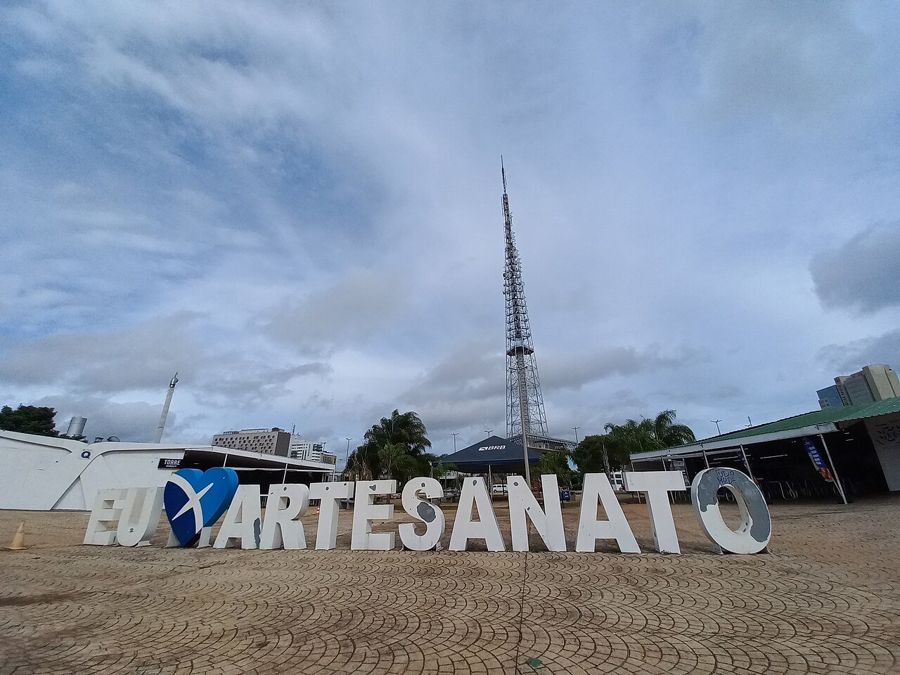 Letreiro Eu Amo Artesanato na esplanada da Feira da Torre de TV, com a Torre ao fundo
