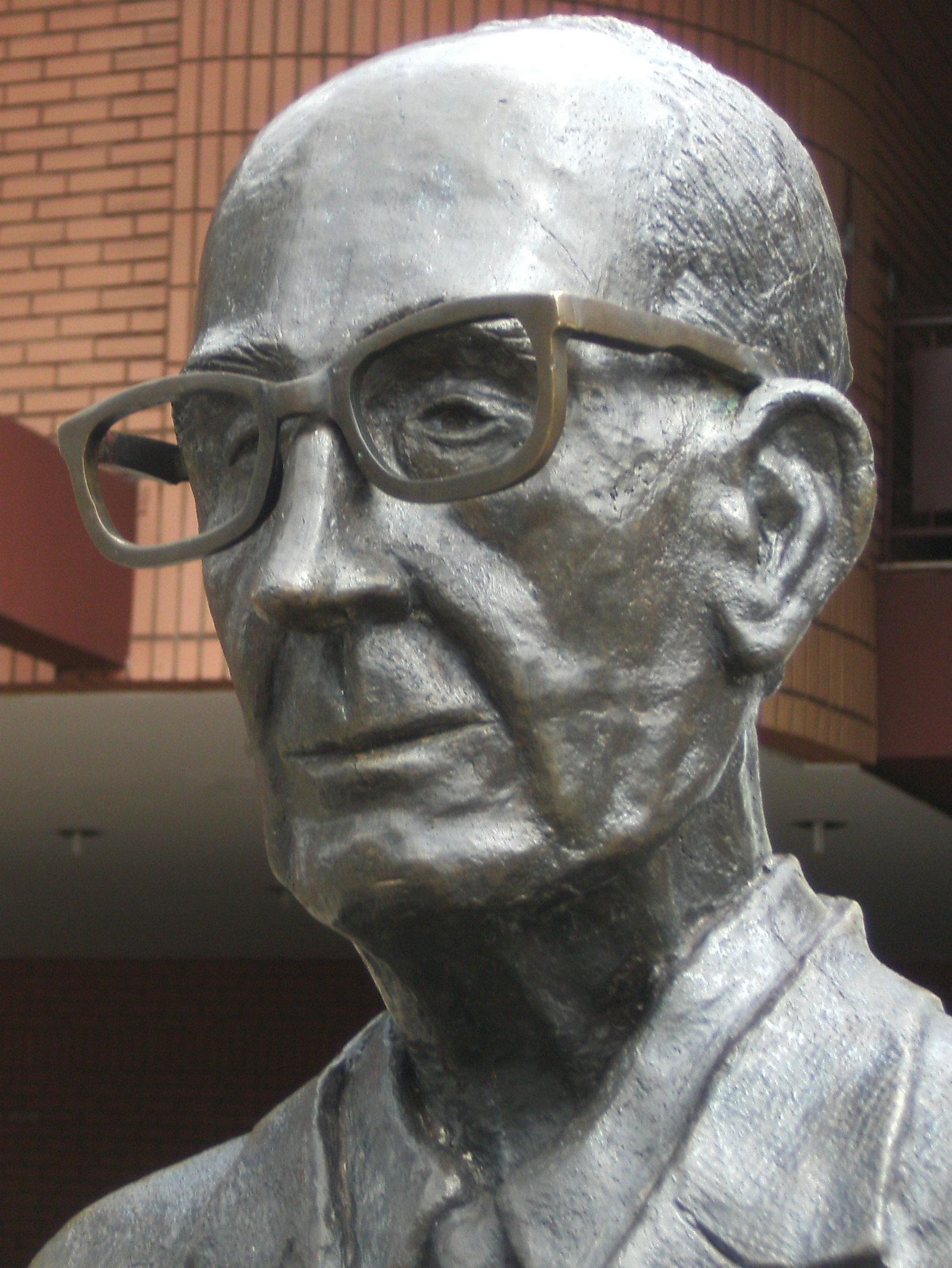 Detalhe da estátua de bronze de Carlos Drummond de Andrade, de óculos, em Itabira (MG)