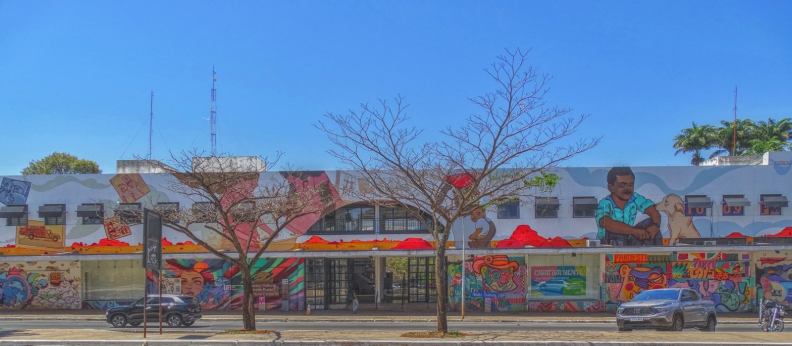 Fachada do Espaço Cultural Renato Russo, na 508 Sul, coberta de grafites coloridos