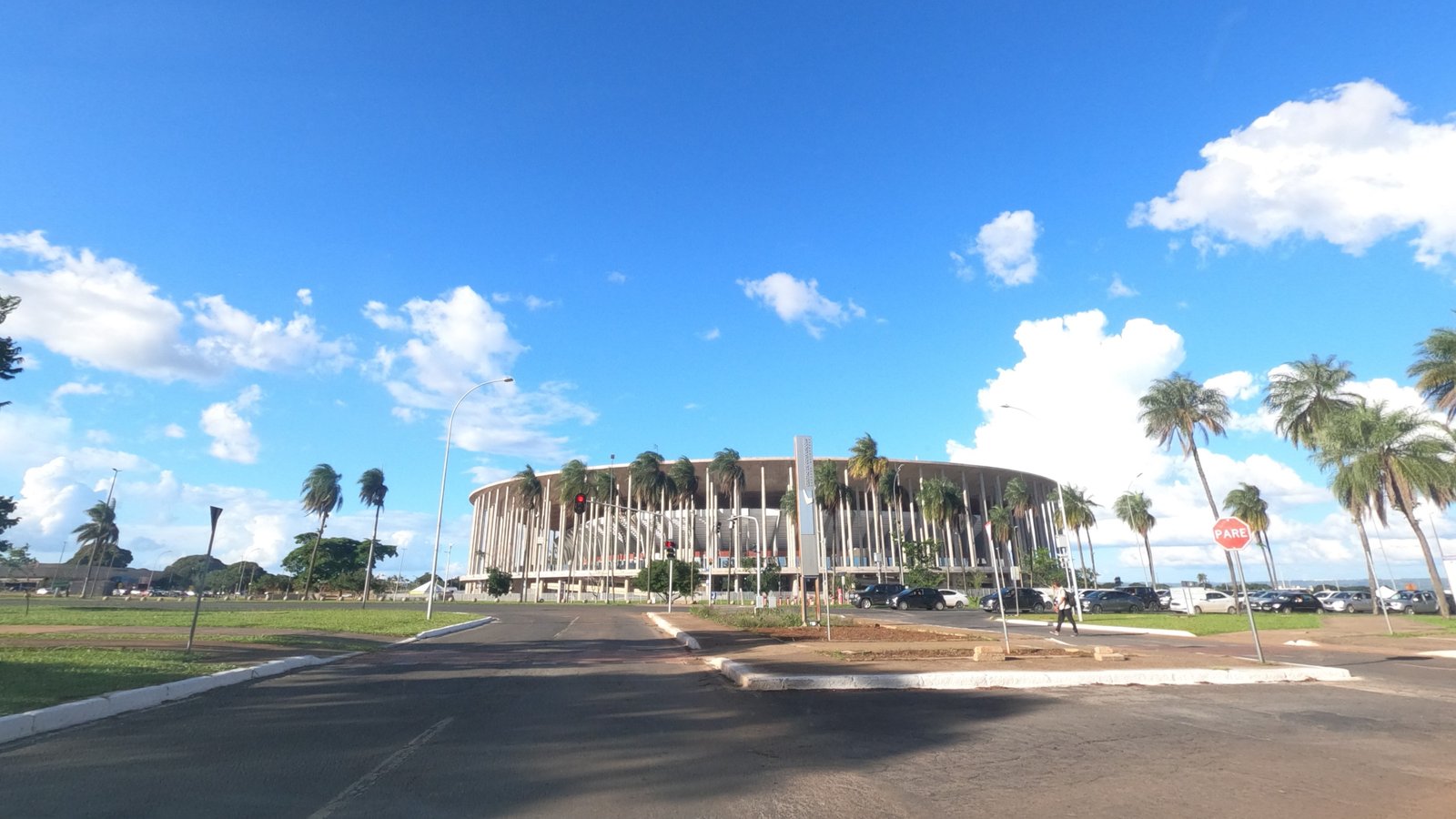 Fachada do Estádio Nacional Mané Garrincha, em Brasília, com o anel de colunas brancas