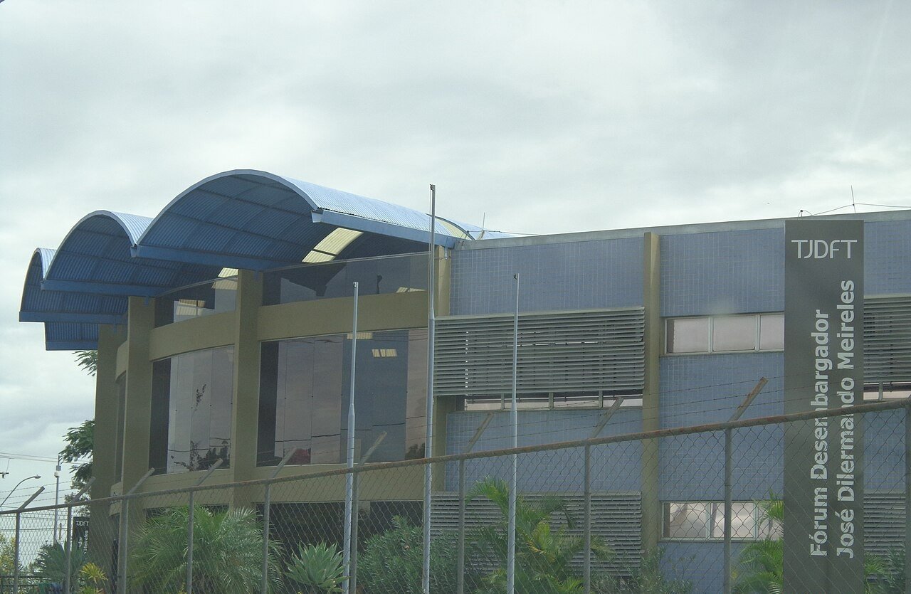 Fachada do Fórum Desembargador José Dilermando Meireles, do TJDFT, em Santa Maria