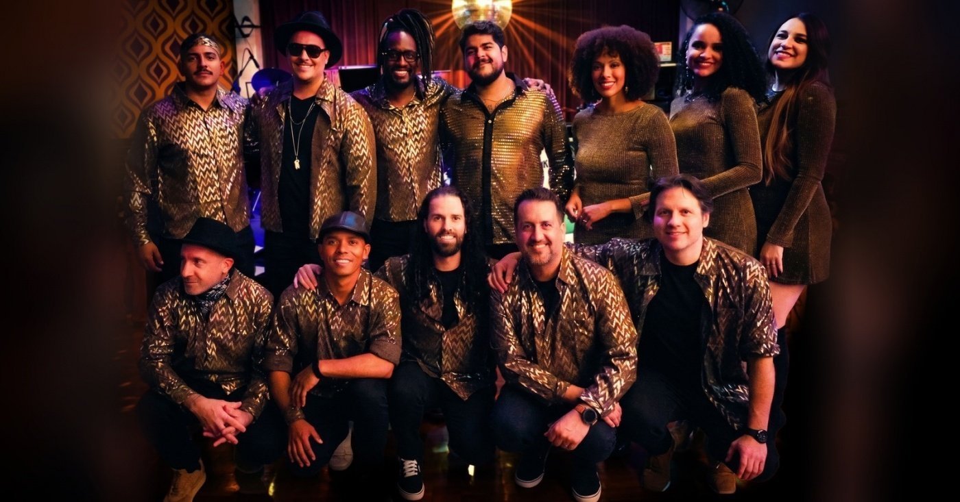 Os 12 integrantes da banda Funklosofia posam juntos em foto de divulgação